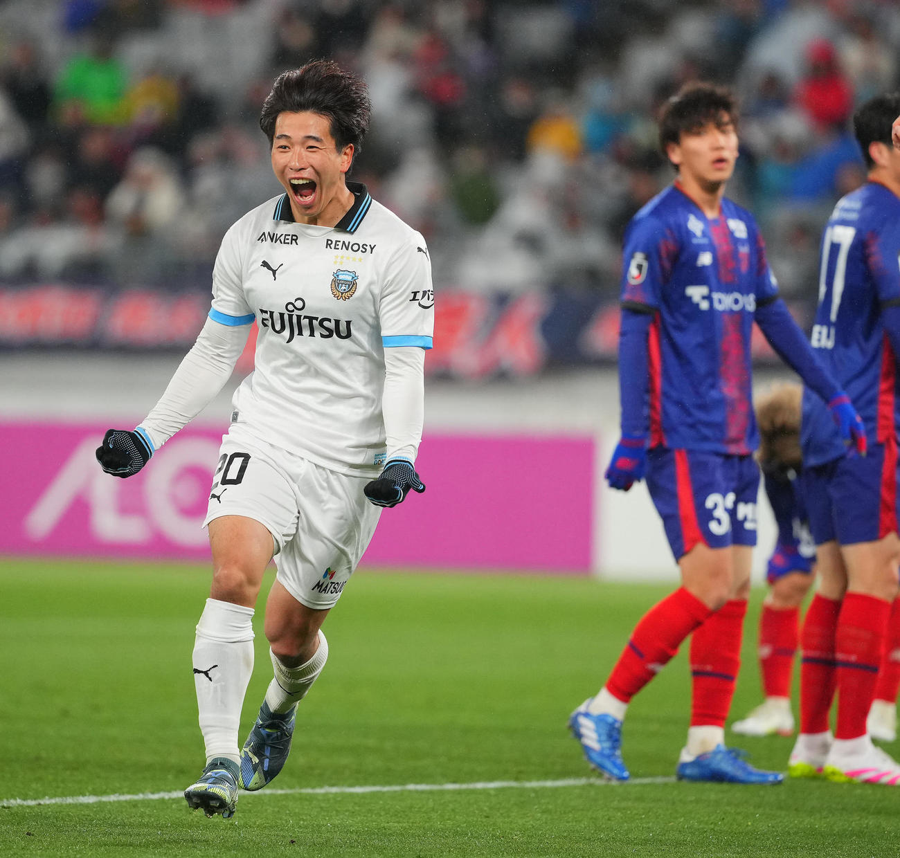 東京対川崎F　後半、先制ゴールを決め喜ぶ川崎F山田（左）（撮影・垰建太）