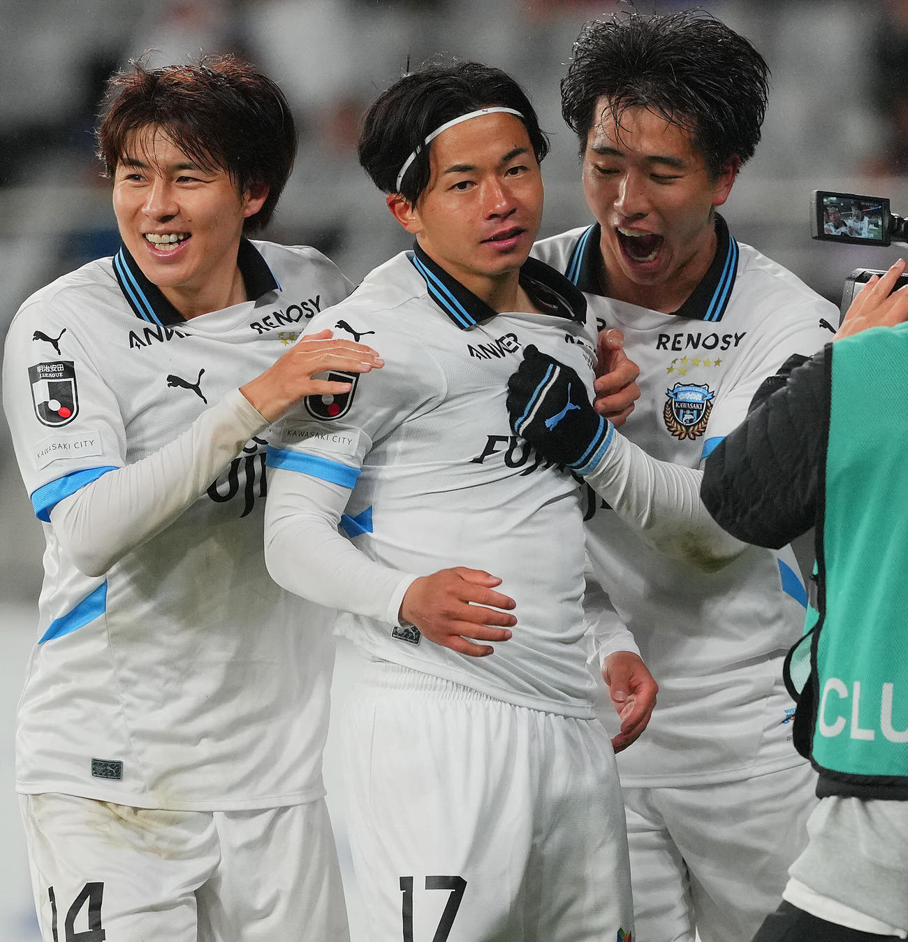 東京対川崎F　後半、チーム2点目のゴールを決めた川崎F伊藤（中央）は山田（右）、脇坂と喜び合う（撮影・垰建太）