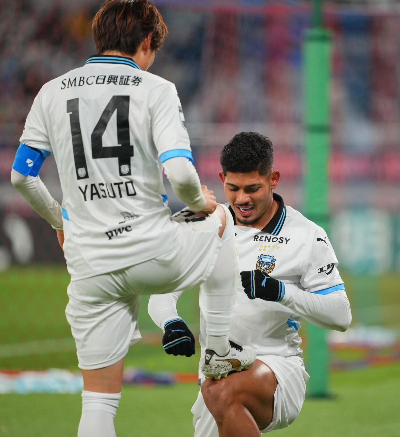 東京対川崎F　後半、チーム3点目のゴールを決めた川崎Fエリソン（右）はアシストした脇坂のスパイクを磨くパフォーマンスをする（撮影・垰建太）
