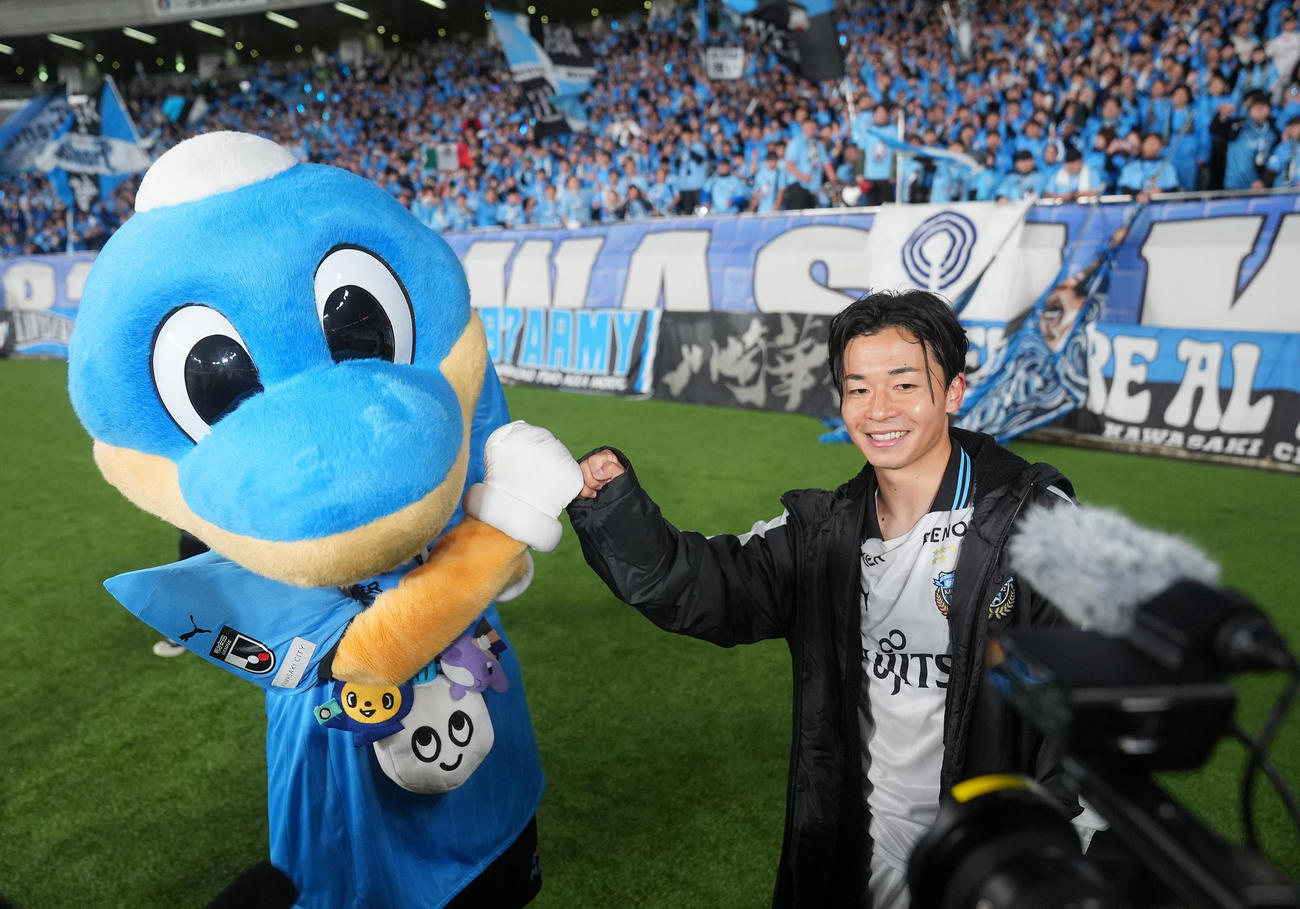 東京対川崎F　東京に勝利しふろん太と笑顔でタッチを交わす川崎F伊藤（撮影・垰建太）