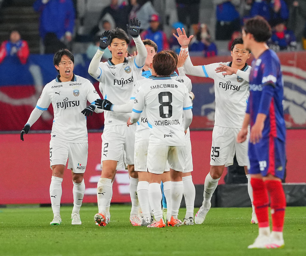 東京対川崎F　東京に快勝しタッチを交わす高井（左から2人目）ら川崎Fの選手たち（撮影・垰建太）