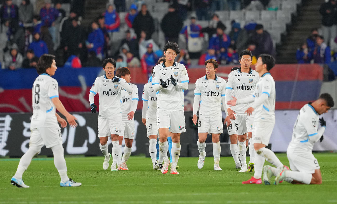 東京対川崎F　東京に快勝しタッチを交わす高井（中央）ら川崎Fの選手たち（撮影・垰建太）