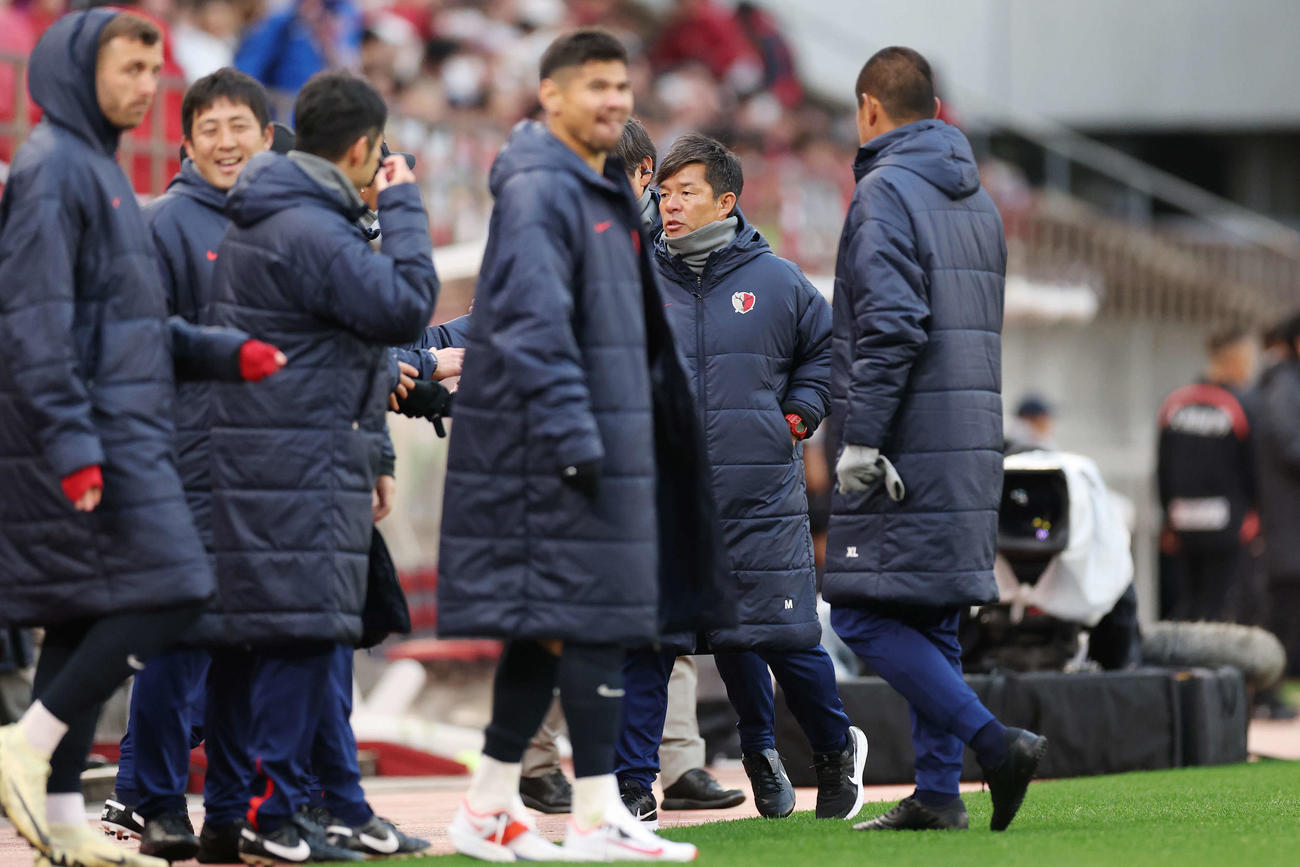 鹿島対神戸　勝利し握手を交わす鹿島鬼木監督（撮影・宮地輝）