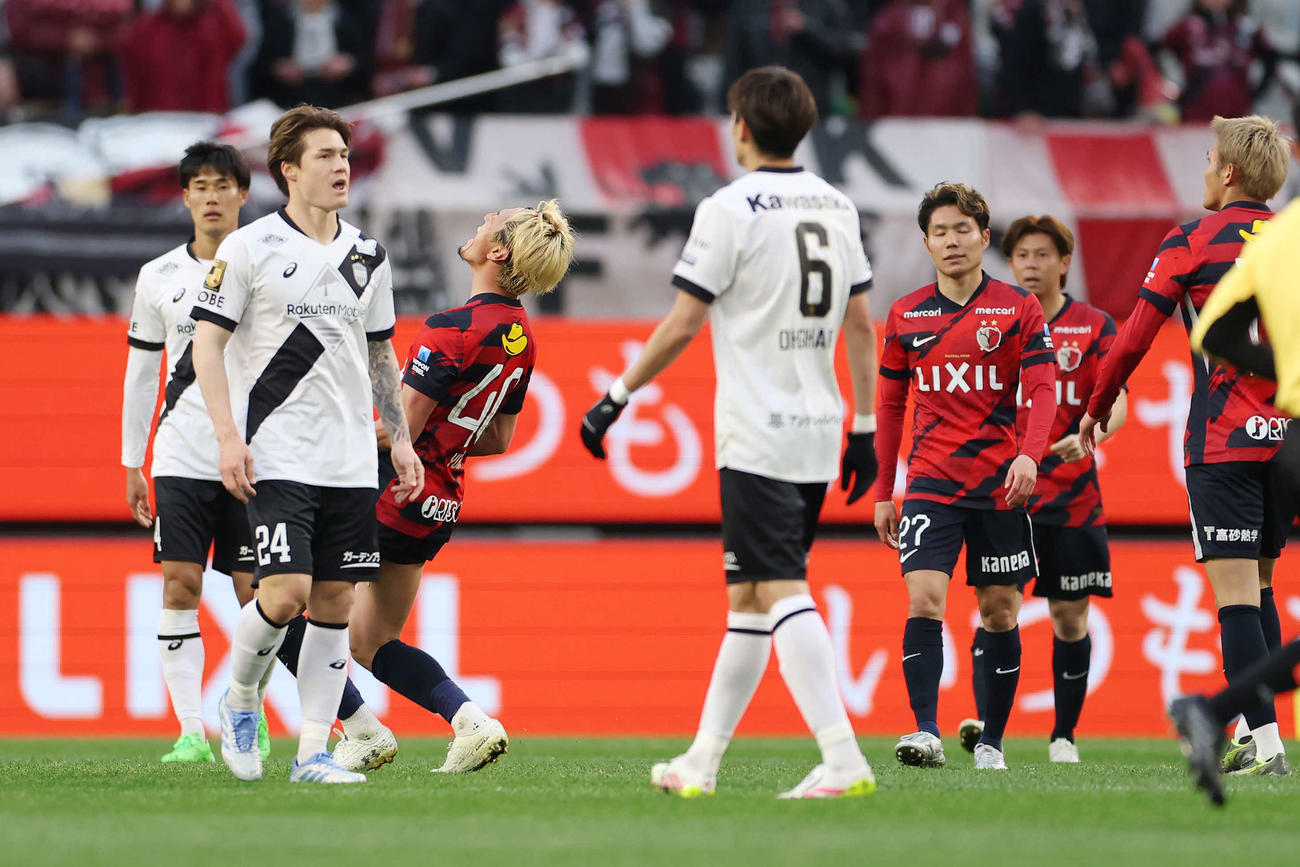 鹿島対神戸　勝利し雄たけびを上げる鹿島鈴木（左から3人目）（撮影・宮地輝）