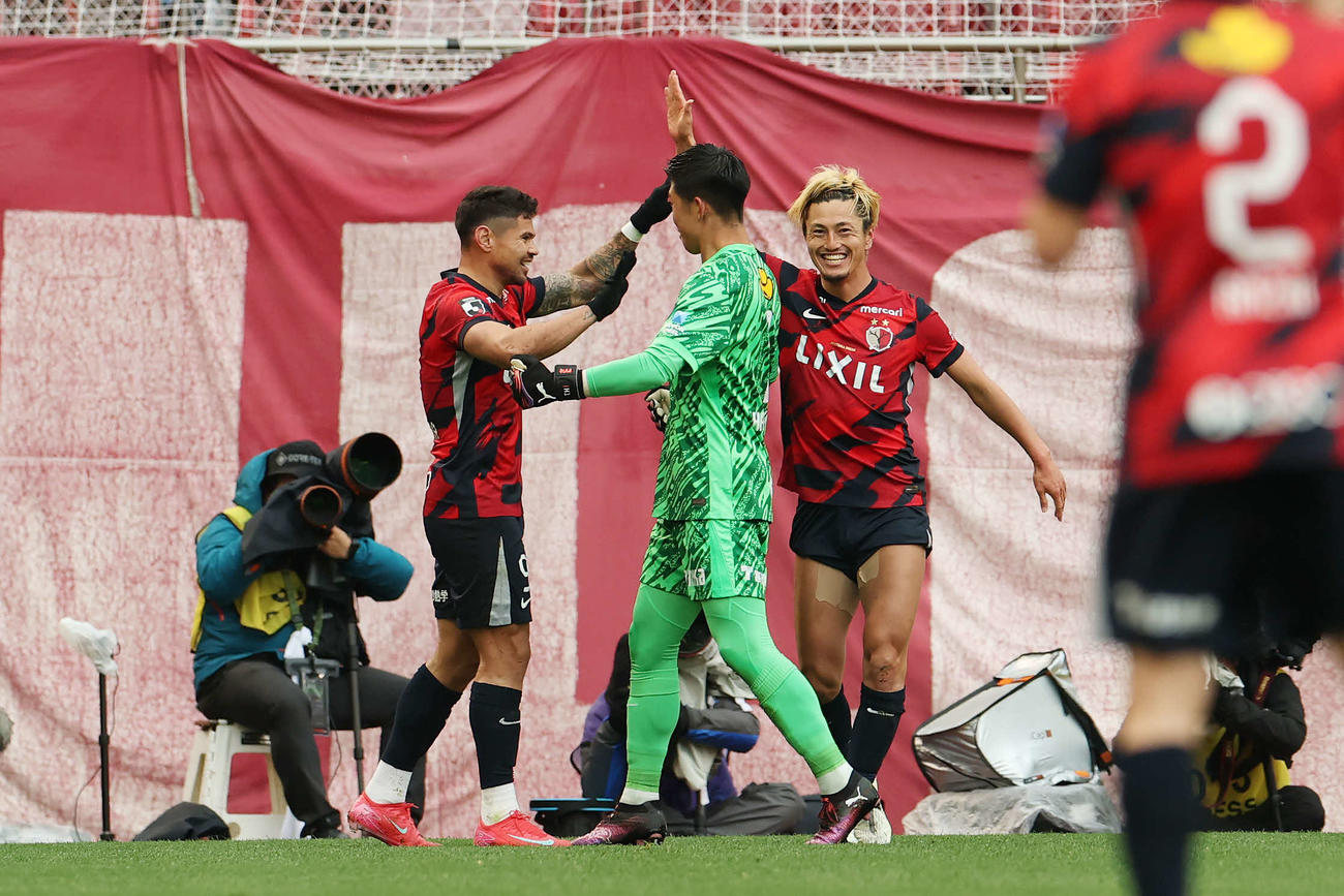 鹿島対神戸　前半、ゴールを決めた鹿島レオセアラ（左）はGK早川（中央）と鈴木と喜ぶ（撮影・宮地輝）