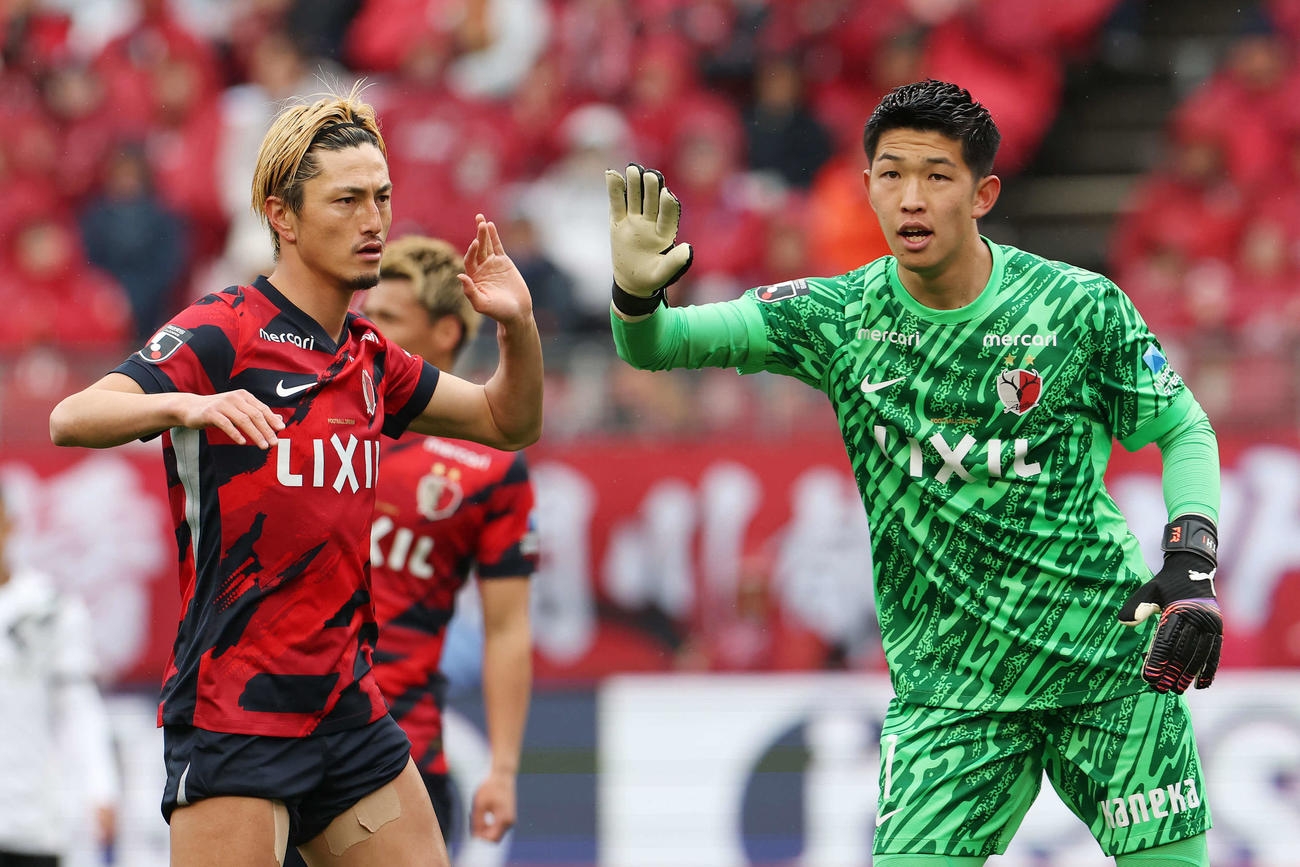 鹿島対神戸　前半、シュートを止め鹿島鈴木（左）とタッチするGK早川（撮影・宮地輝）