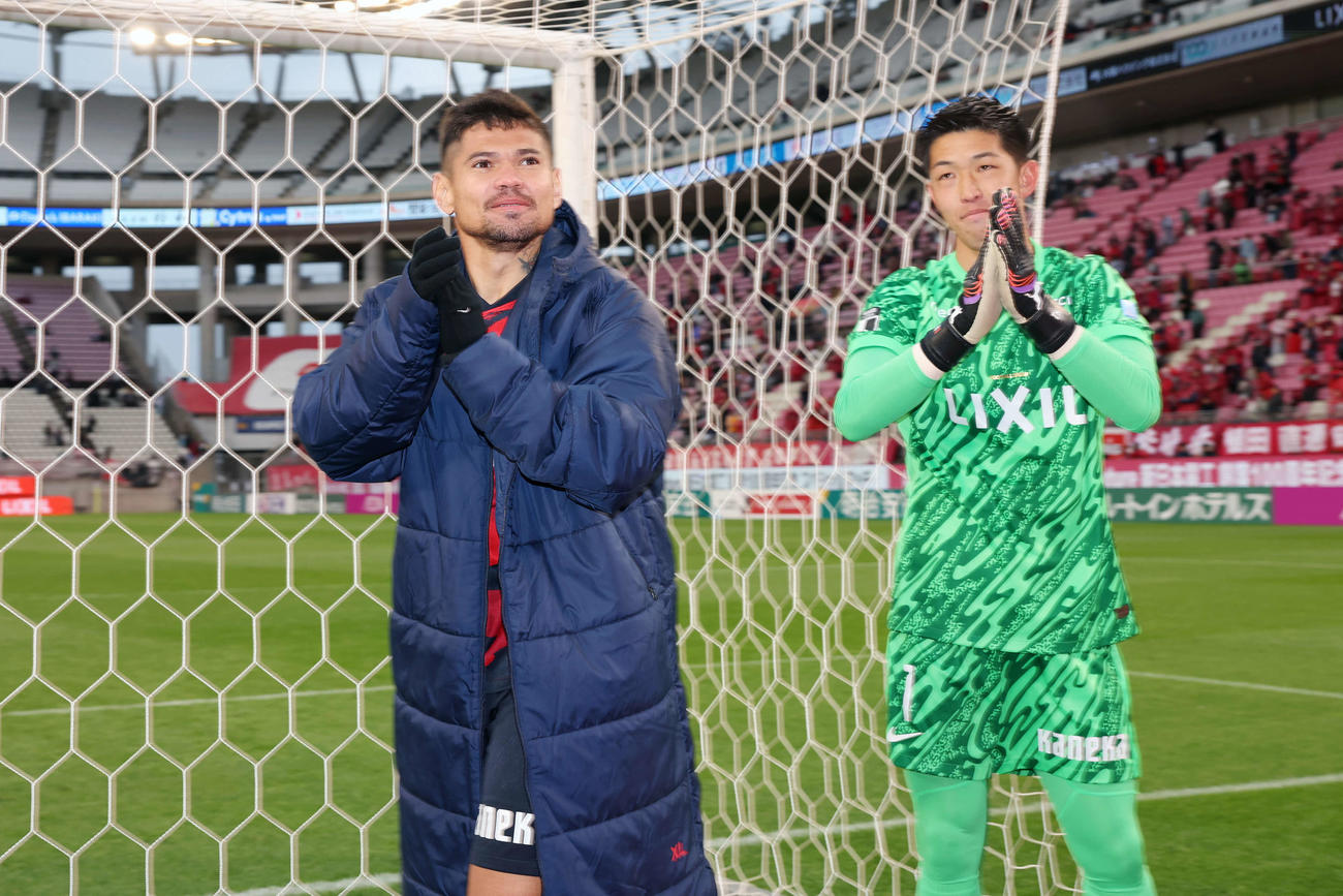 鹿島対神戸　勝利しファンに手をたたく鹿島レオセアラ（左）とGK早川（撮影・宮地輝）