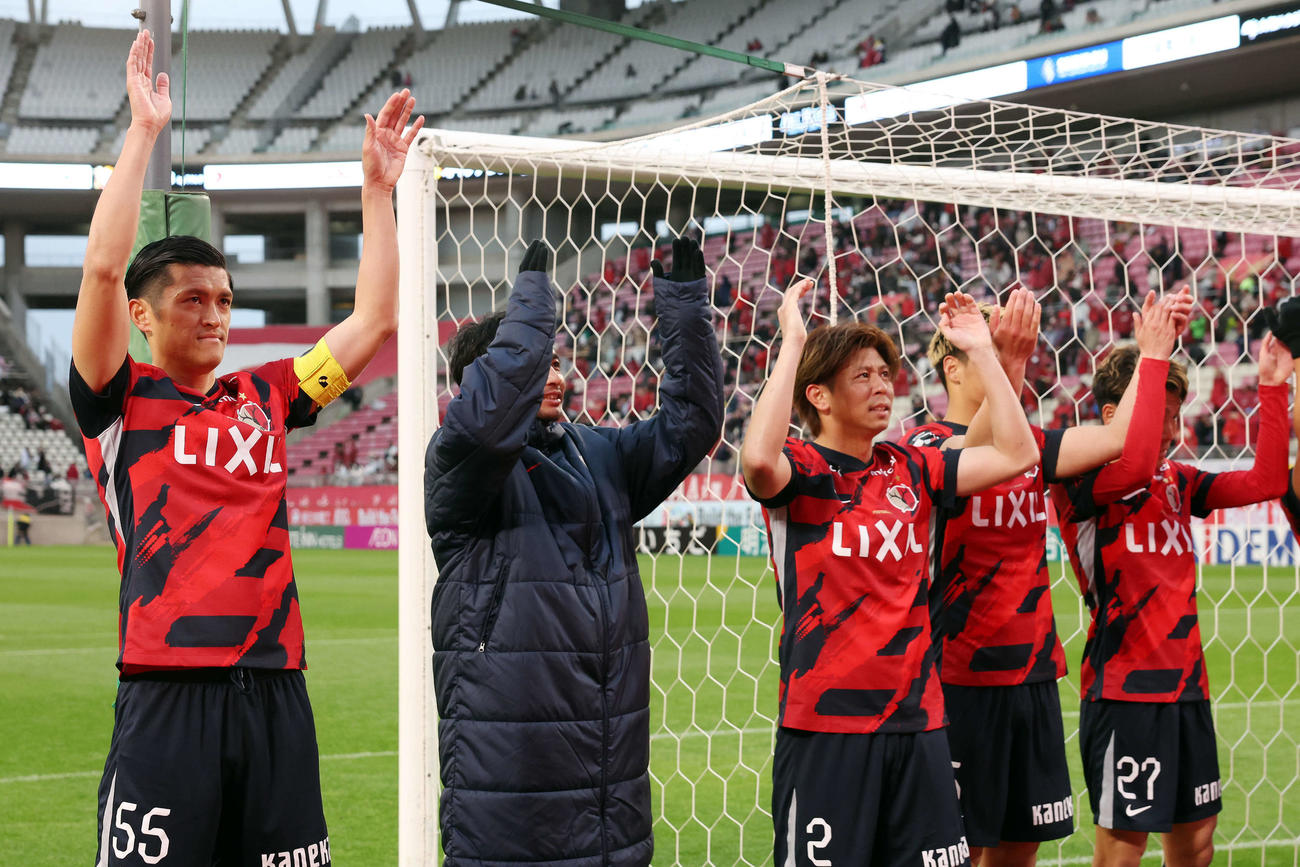 鹿島対神戸　勝利し喜ぶ鹿島植田（左）ら（撮影・宮地輝）