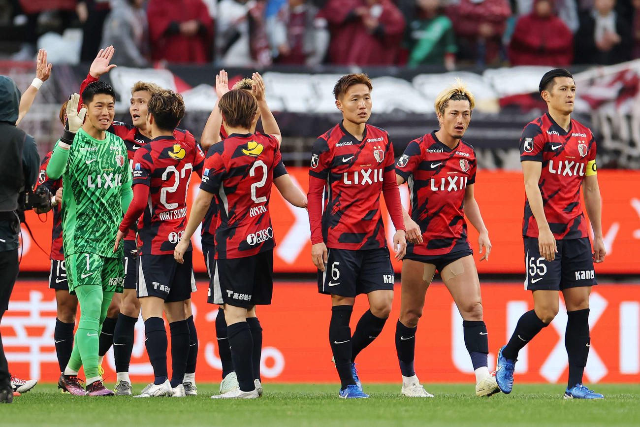 鹿島対神戸　勝利のタッチを交わす鹿島GK早川（左端）ら選手たち（撮影・宮地輝）