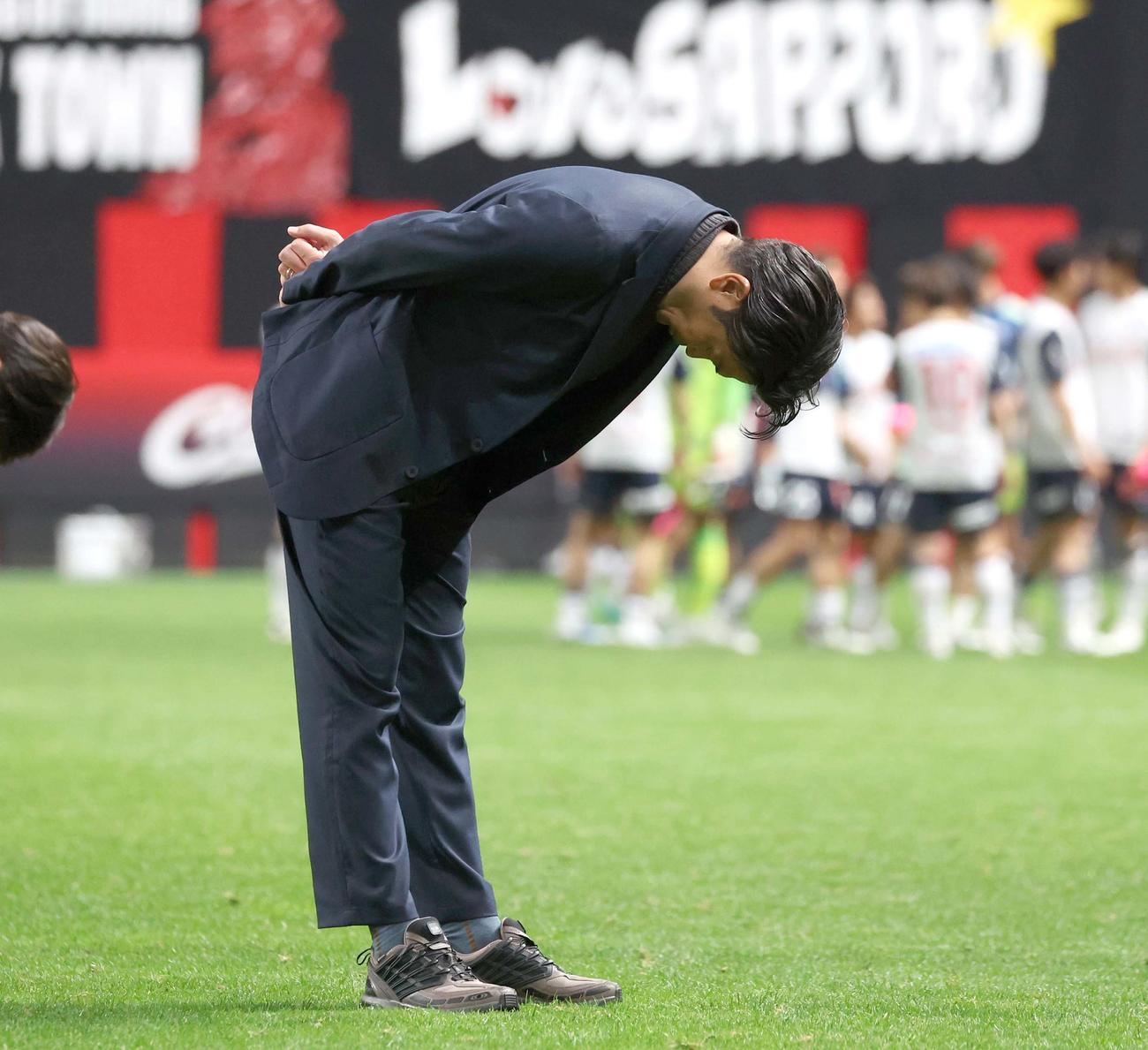 札幌対甲府　試合後、スタンドに向かって頭を下げる札幌岩政監督（撮影・黒川智章）