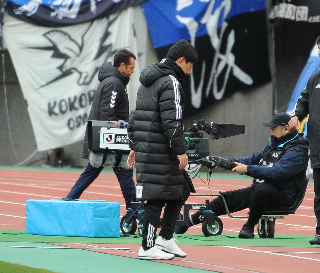 またも試合終了目前で勝利を逃し、うつむく新潟・樹森監督（手前）（撮影・小林忠）