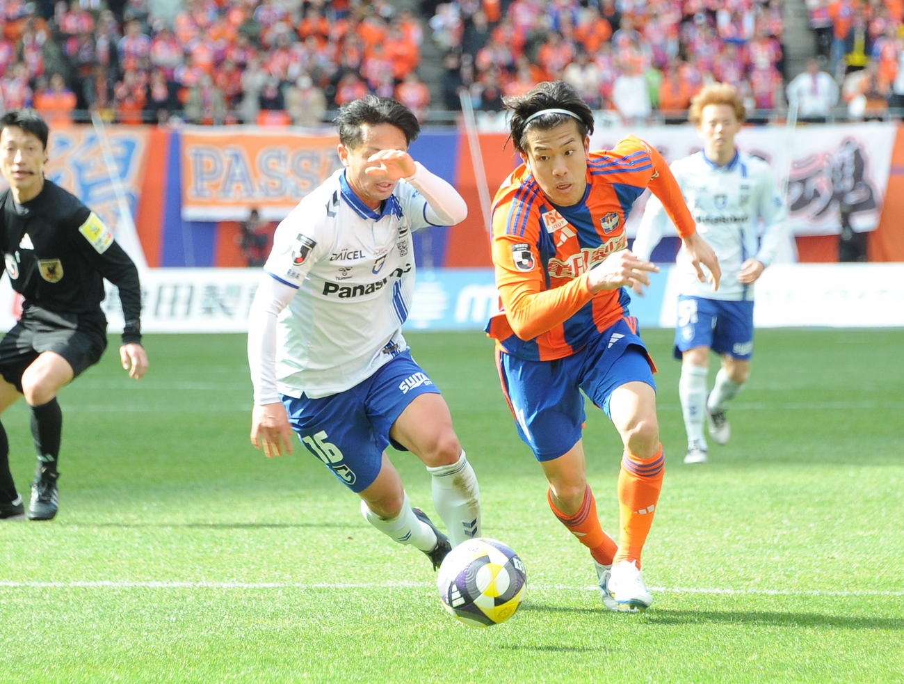 ドリブルで切り込む新潟・長谷川（右）（撮影・小林忠）