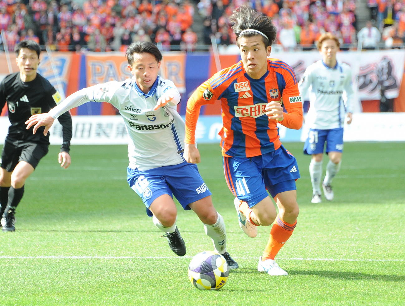 ドリブルで切り込む新潟・長谷川（右）（撮影・小林忠）