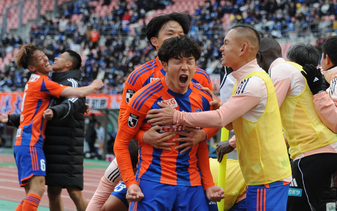 2－2の後半37分に勝ち越しゴールを奪い、雄たけびを上げる新潟・矢村（中央）（撮影・小林忠）