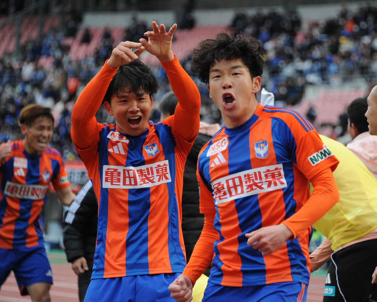 2－2の後半37分に勝ち越しゴールを奪い、雄たけびを上げる新潟・矢村（右）（撮影・小林忠）