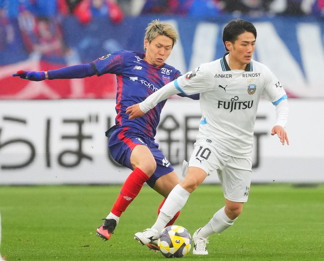 東京対川崎F　前半、競り合う川崎F大島（右）と東京橋本（撮影・垰建太）