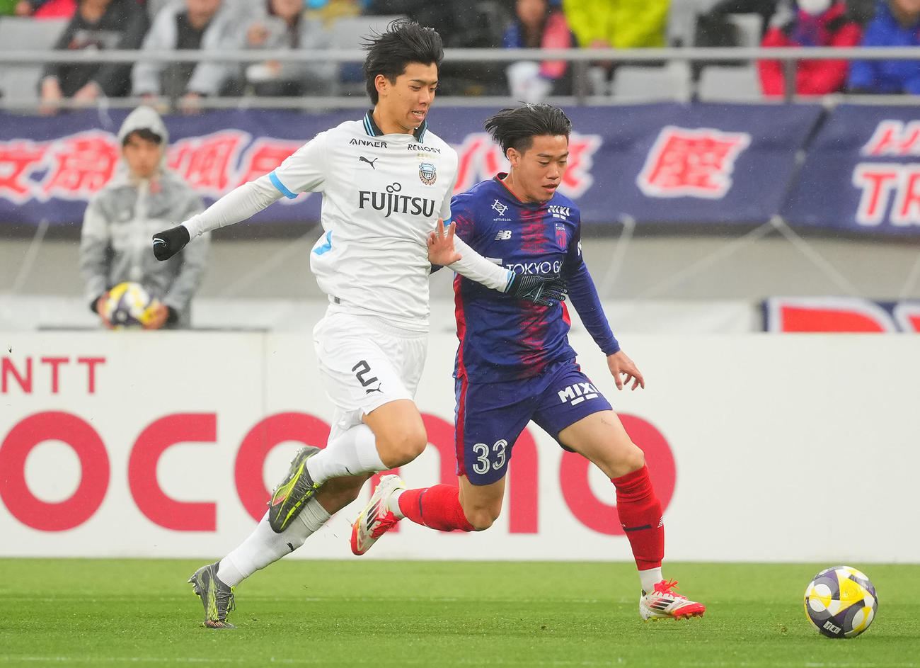 東京対川崎F　前半、競り合う川崎F高井幸大（左）と東京俵積田（撮影・垰建太）