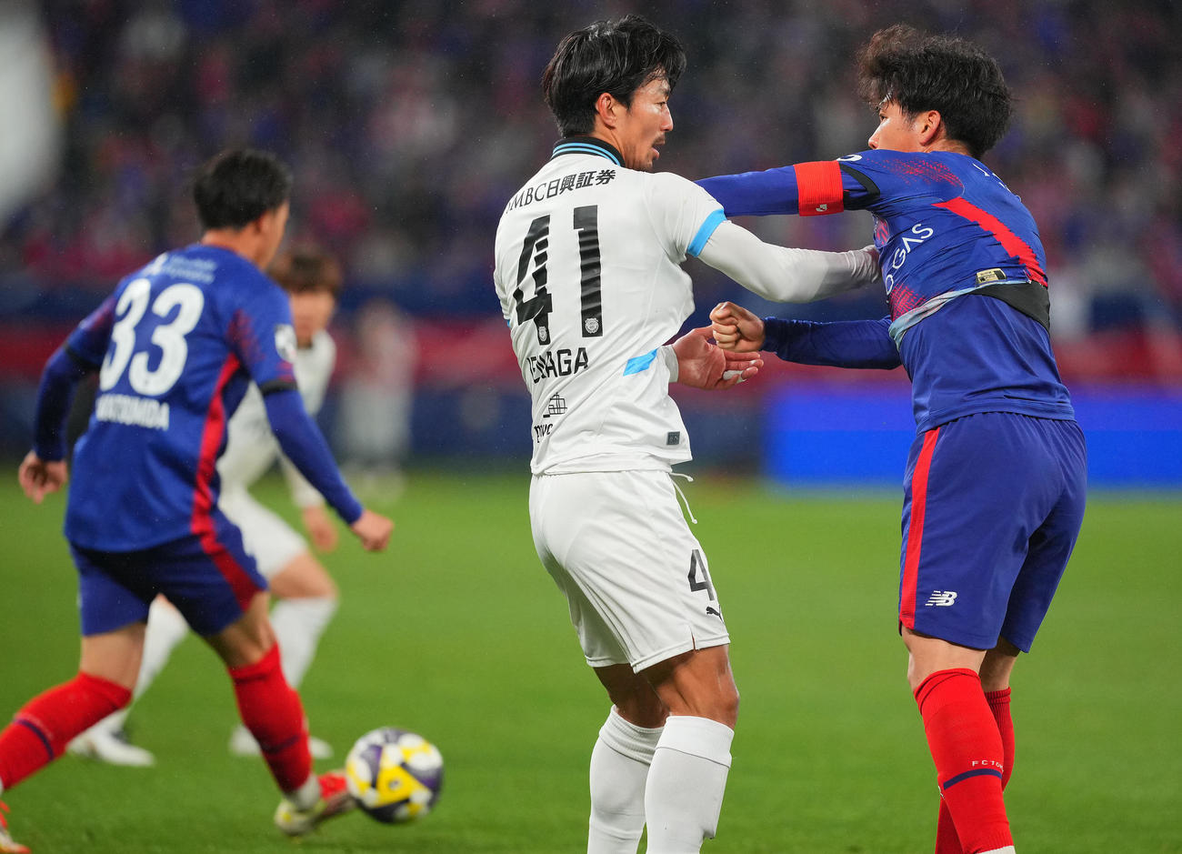東京対川崎F　後半、激しい競り合いからもみ合う川崎F家長（左）と東京高（撮影・垰建太）
