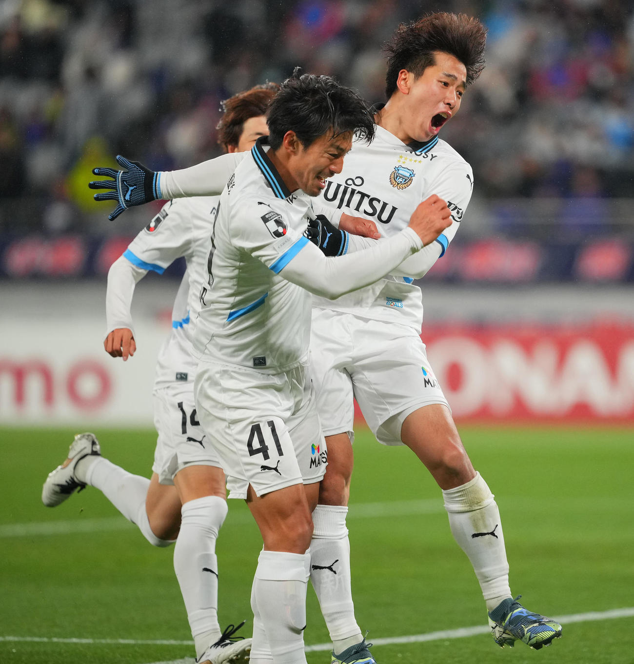 東京対川崎F　後半、先制ゴールを決め喜ぶ川崎F山田（右）（撮影・垰建太）