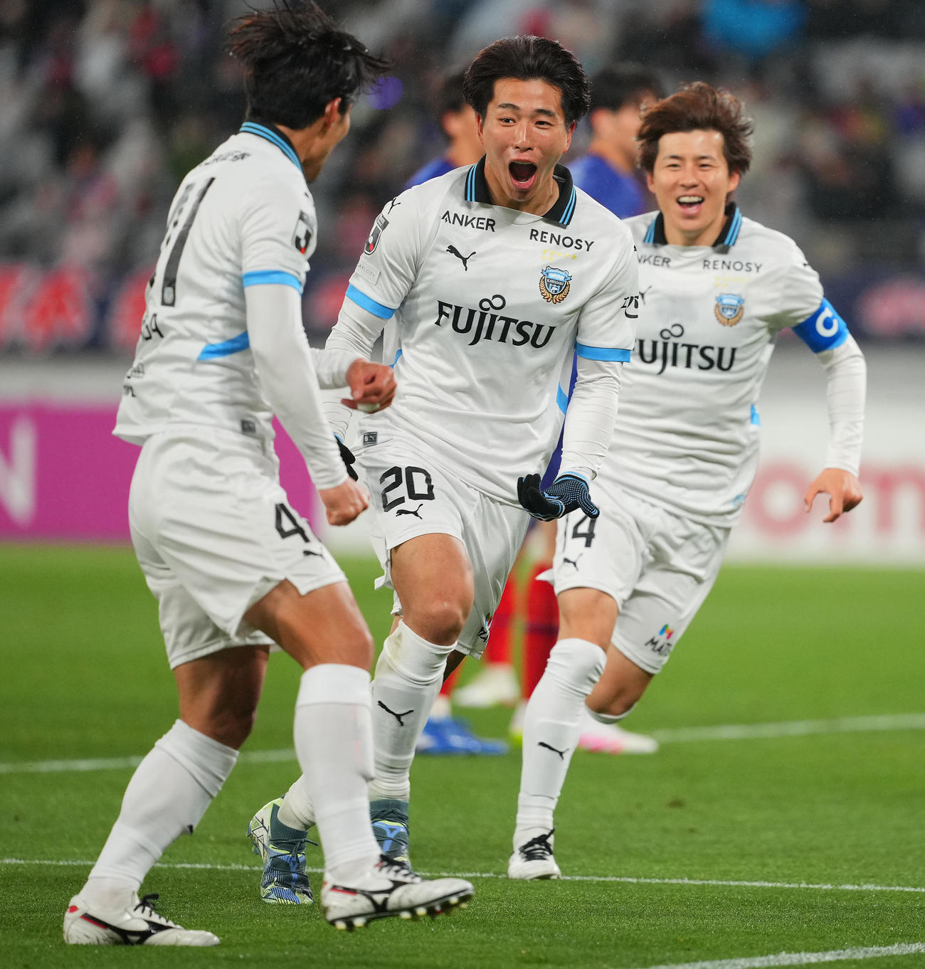 東京対川崎F　後半、先制ゴールを決め喜ぶ川崎F山田（中央）（撮影・垰建太）