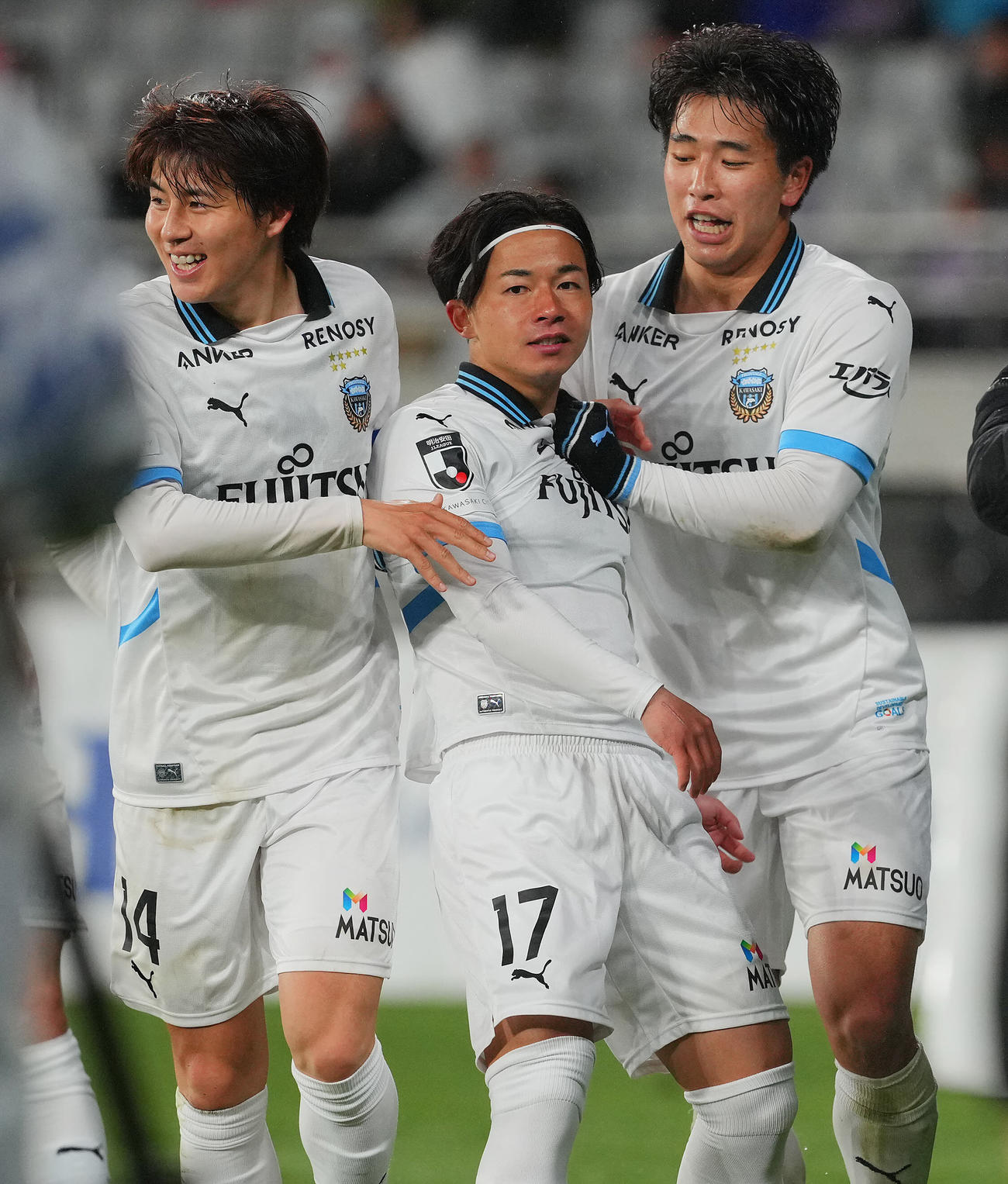 東京対川崎F　後半、チーム2点目のゴールを決めた川崎F伊藤（中央）は山田（右）、脇坂と喜び合う（撮影・垰建太）