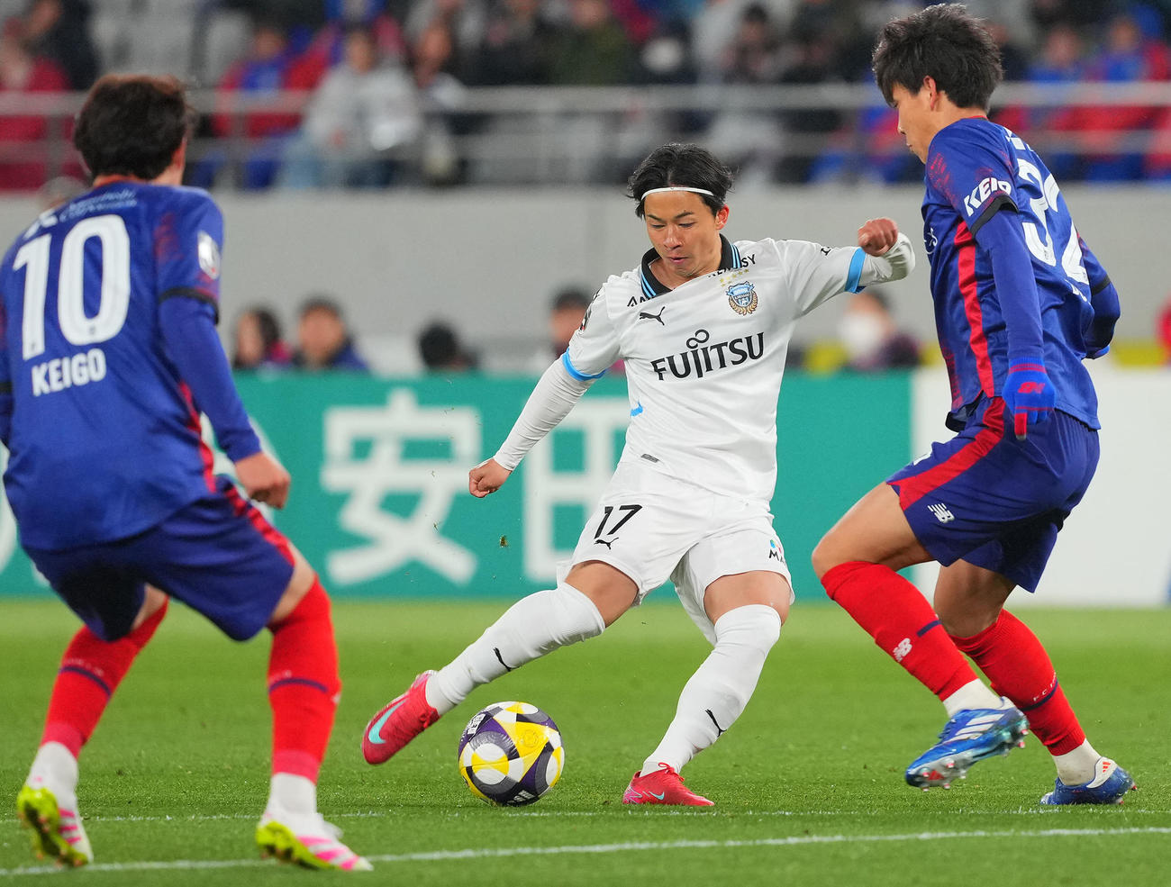 東京対川崎F　後半、シュートを放つ川崎F伊藤（撮影・垰建太）