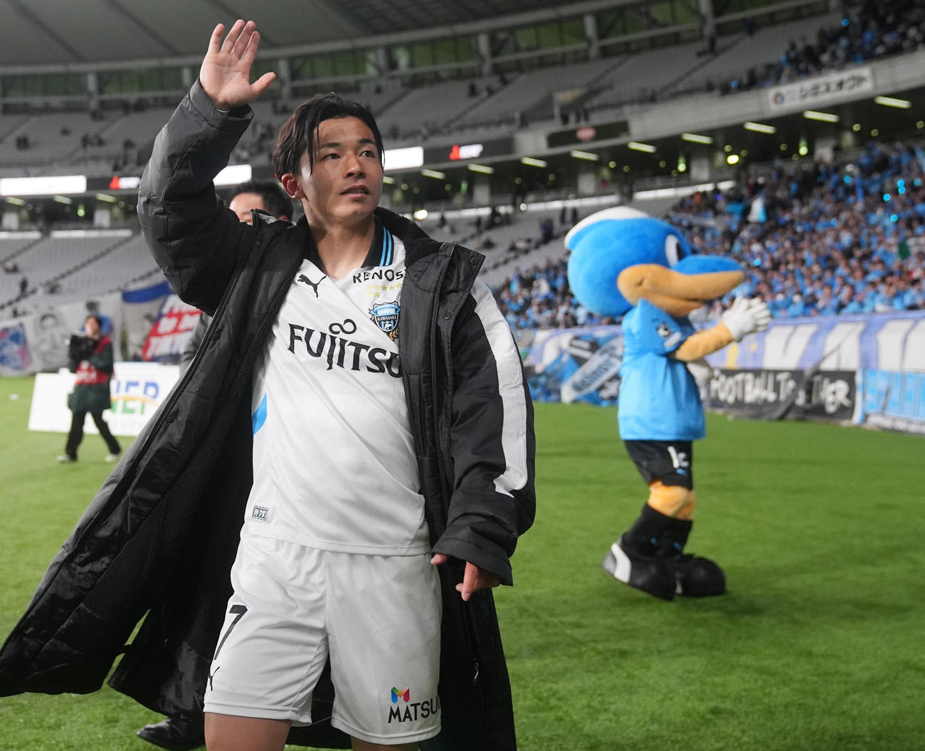 東京対川崎F　東京に勝利サポーターに手を振る川崎F伊藤（撮影・垰建太）