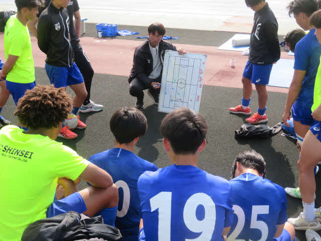 選手たちに戦術を説明する東海大の浅田監督（中央）