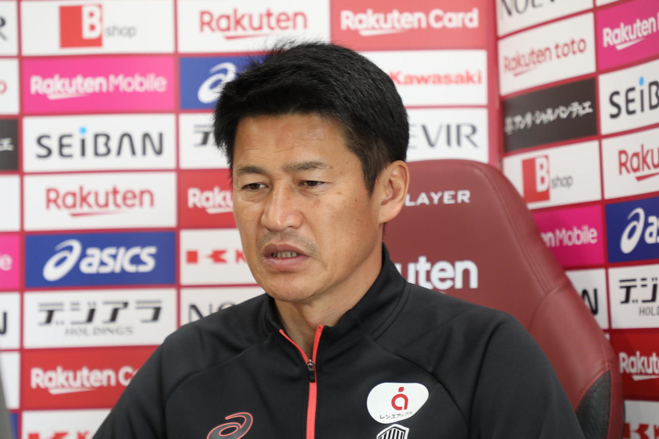 オンライン取材に応じる神戸の吉田監督（C）VISSEL KOBE