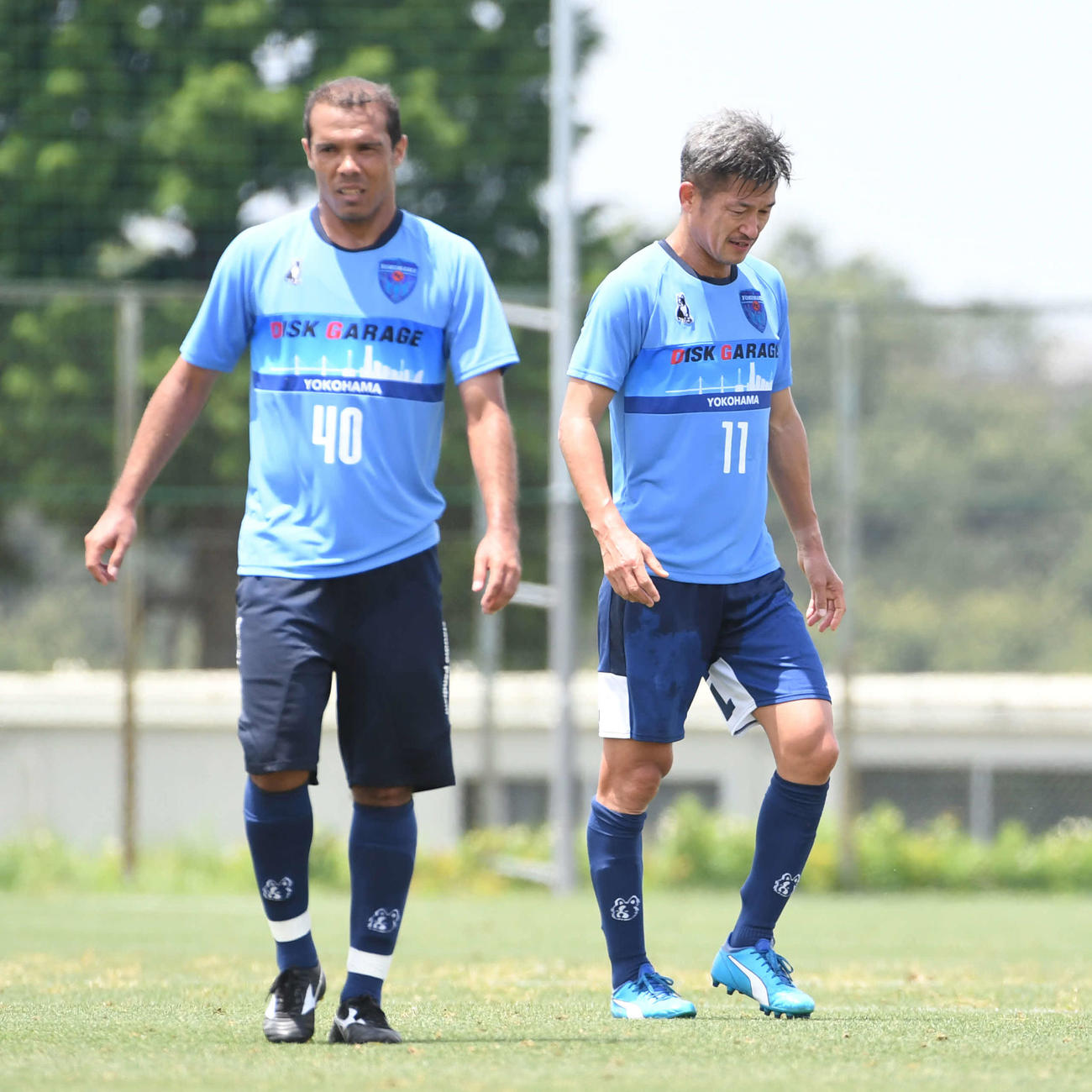 実戦復帰した横浜FC・FWカズ（右）と新加入のレアンドロ・ドミンゲスさん（2017年7月16日撮影）