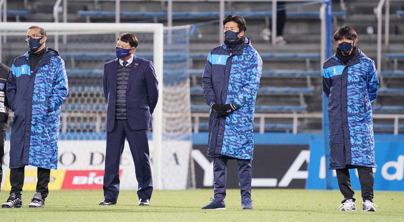 20年12月19日　J1・最終節　横浜FC対横浜　試合後のセレモニーに臨む、右から横浜FCのMF中村俊輔、GK六反勇治、奥寺康彦会長、MFレアンドロ・ドミンゲスさん