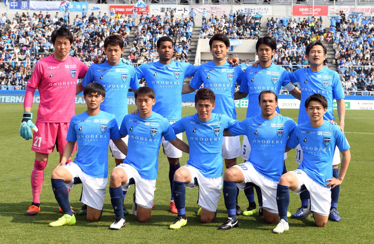 横浜FC時代のレアンドロ・ドミンゲスさん（前列左から4人目）。後列右端はカズ（2019年4月7日撮影）