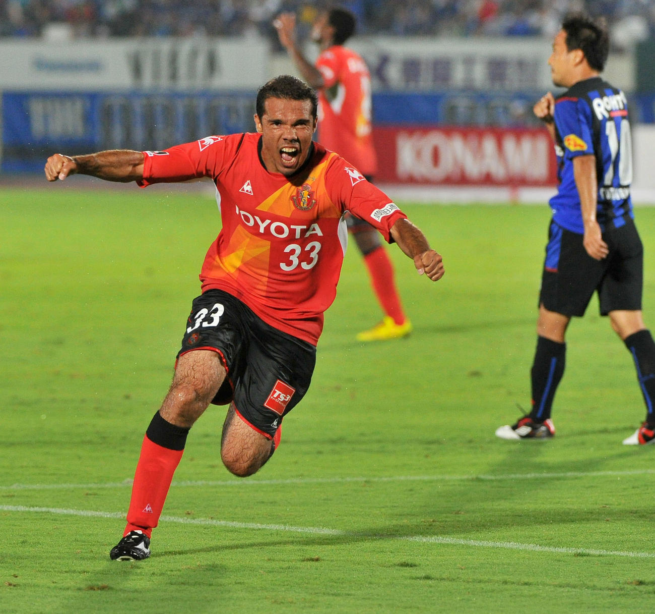 決勝ゴールを決め、ガッツポーズする名古屋時代のレアンドロ・ドミンゲスさん（2014年8月16日撮影）