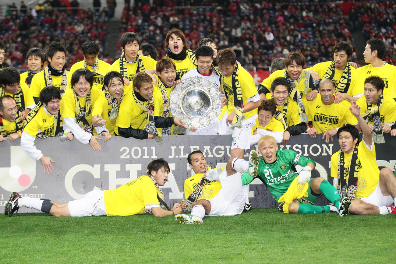初優勝し喜ぶレアンドロ・ドミンゲスさん（前列中央）ら柏の選手たち（2011年12月3日撮影）