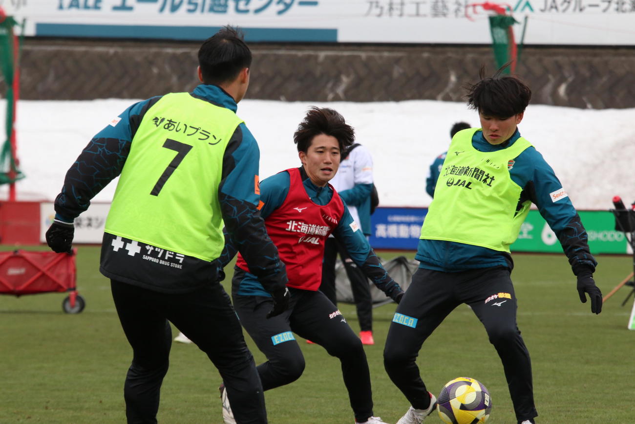 徳島戦に向けた練習に参加する札幌原（中央）（撮影・保坂果那）