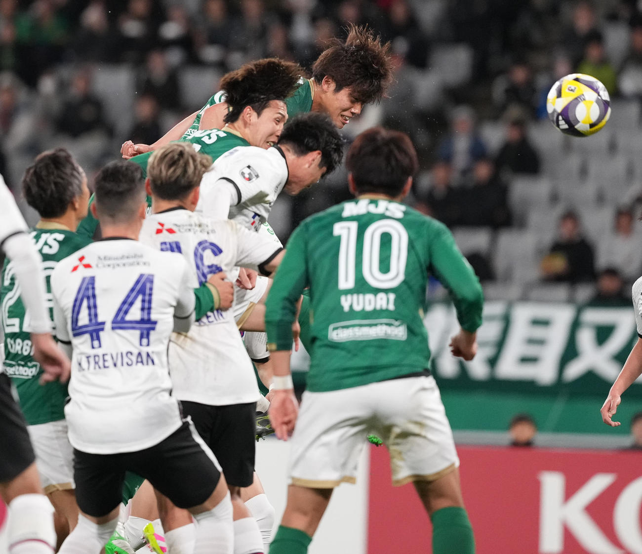 東京V対東京　前半、ヘディングで先制ゴールを決める東京V林（左上）（撮影・鈴木みどり）
