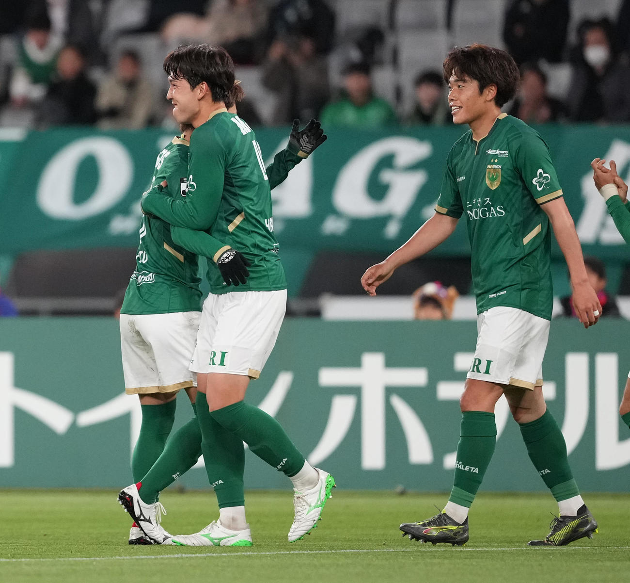 東京V対東京　前半、ヘディングで先制ゴールを決め、喜ぶ東京V林（左手前）（撮影・鈴木みどり）