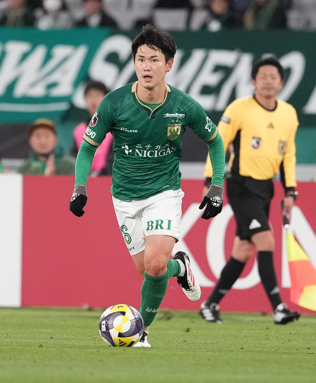 東京V対東京　前半、ドリブルする東京V平川（撮影・鈴木みどり）