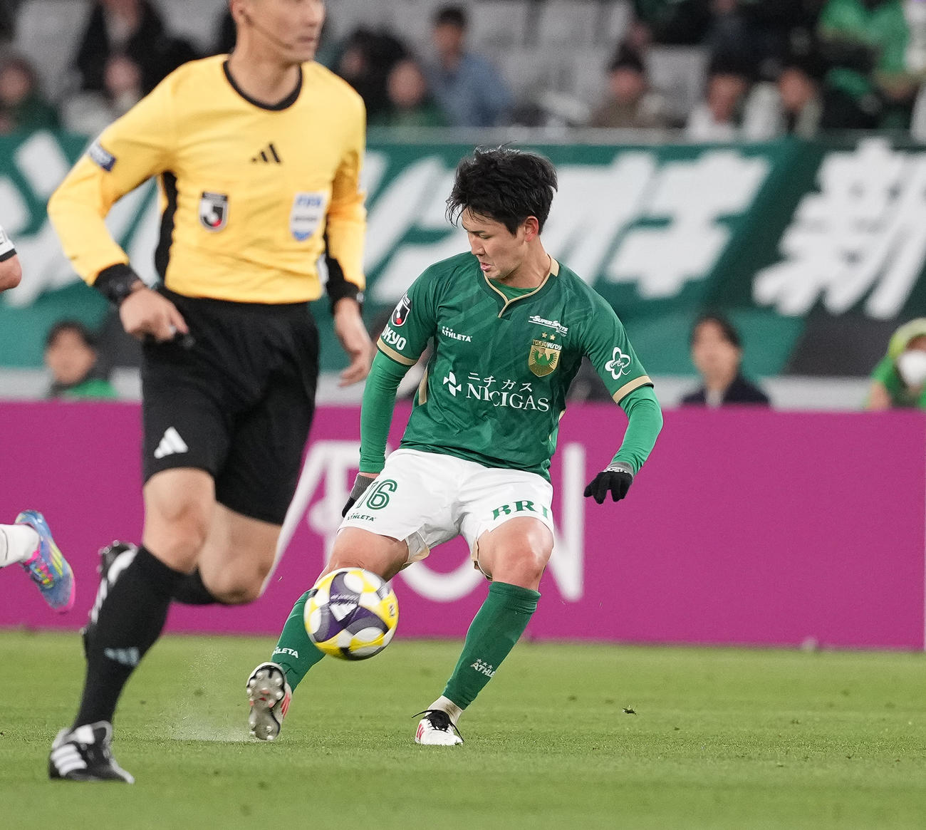 東京V対東京　前半、クロスを上げる東京V平川（撮影・鈴木みどり）