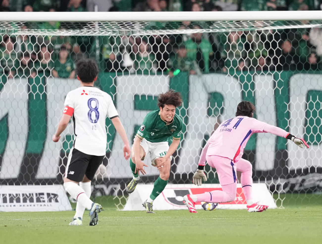 東京V対東京　後半、ゴールを決める東京V染野（撮影・鈴木みどり）