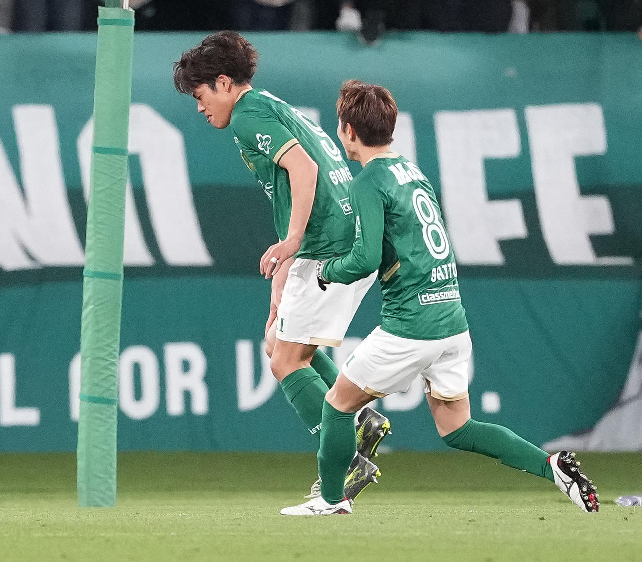 東京V対東京　後半、ゴールを決めた後、痛がる東京V染野（左）（撮影・鈴木みどり）