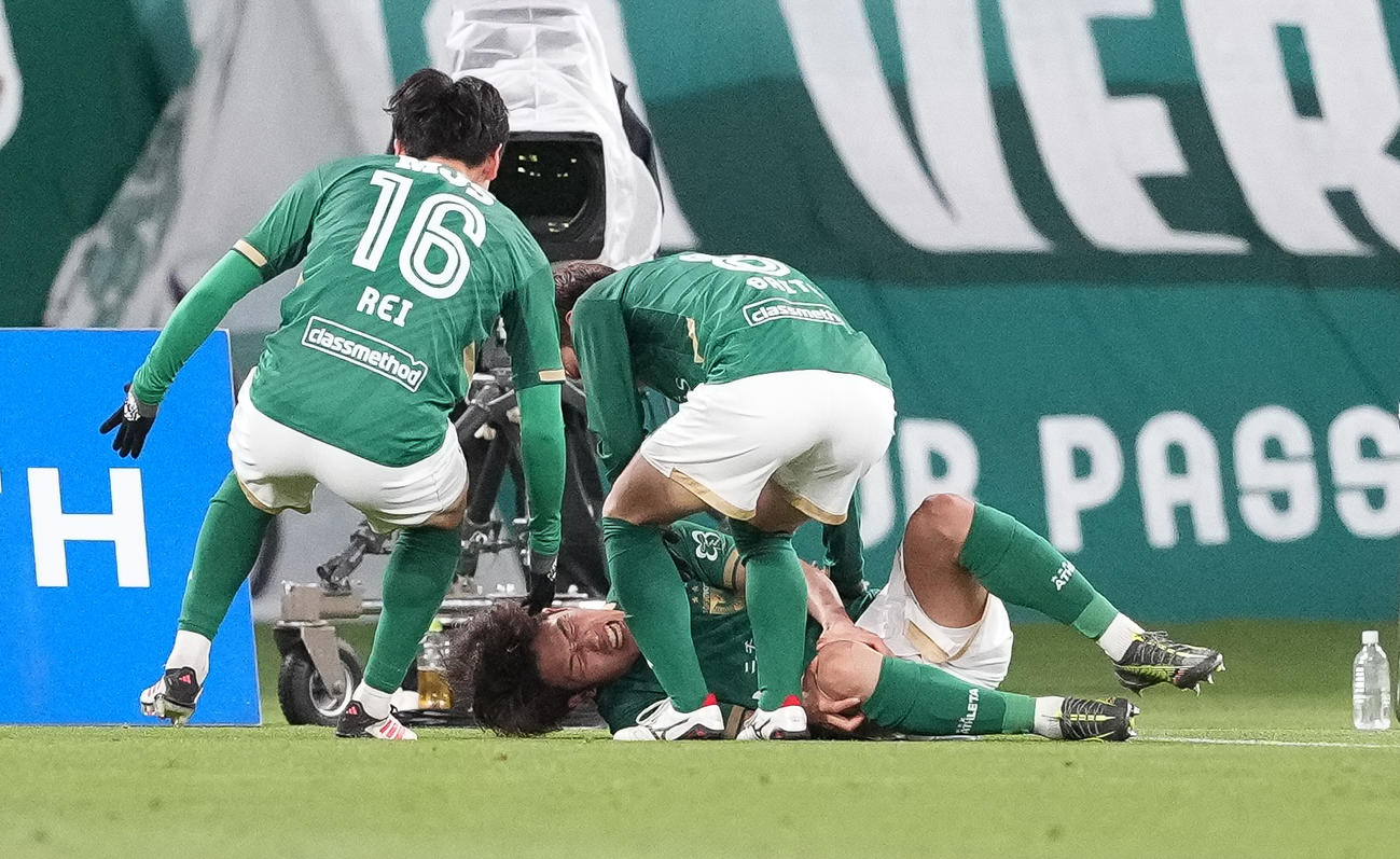 東京V対東京　後半、ゴールを決めた後、痛がる東京V染野（下）（撮影・鈴木みどり）