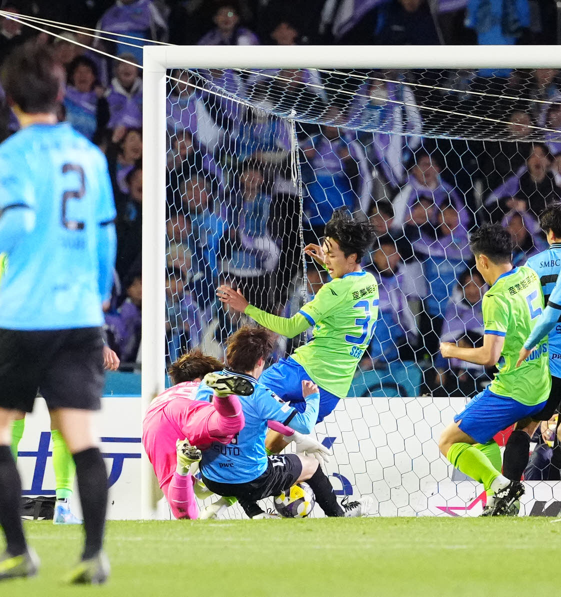 川崎F対湘南　後半、ボールを押し込み、先制ゴールを決める川崎F脇坂（中央）（撮影・江口和貴）