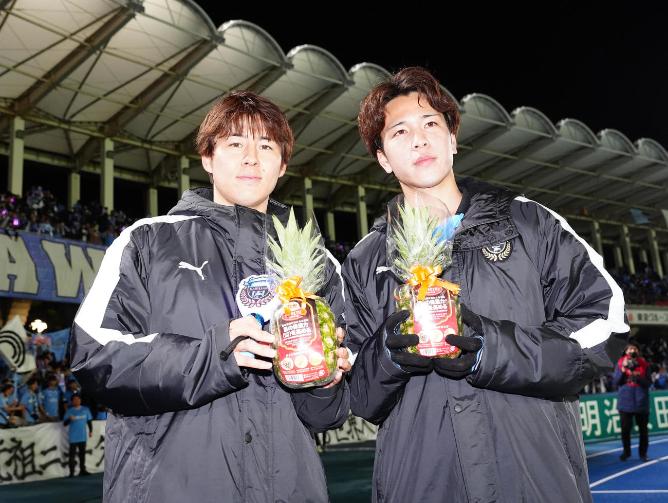川崎F対湘南　試合後、写真に納まる川崎F脇坂（左）と宮城（撮影・江口和貴）