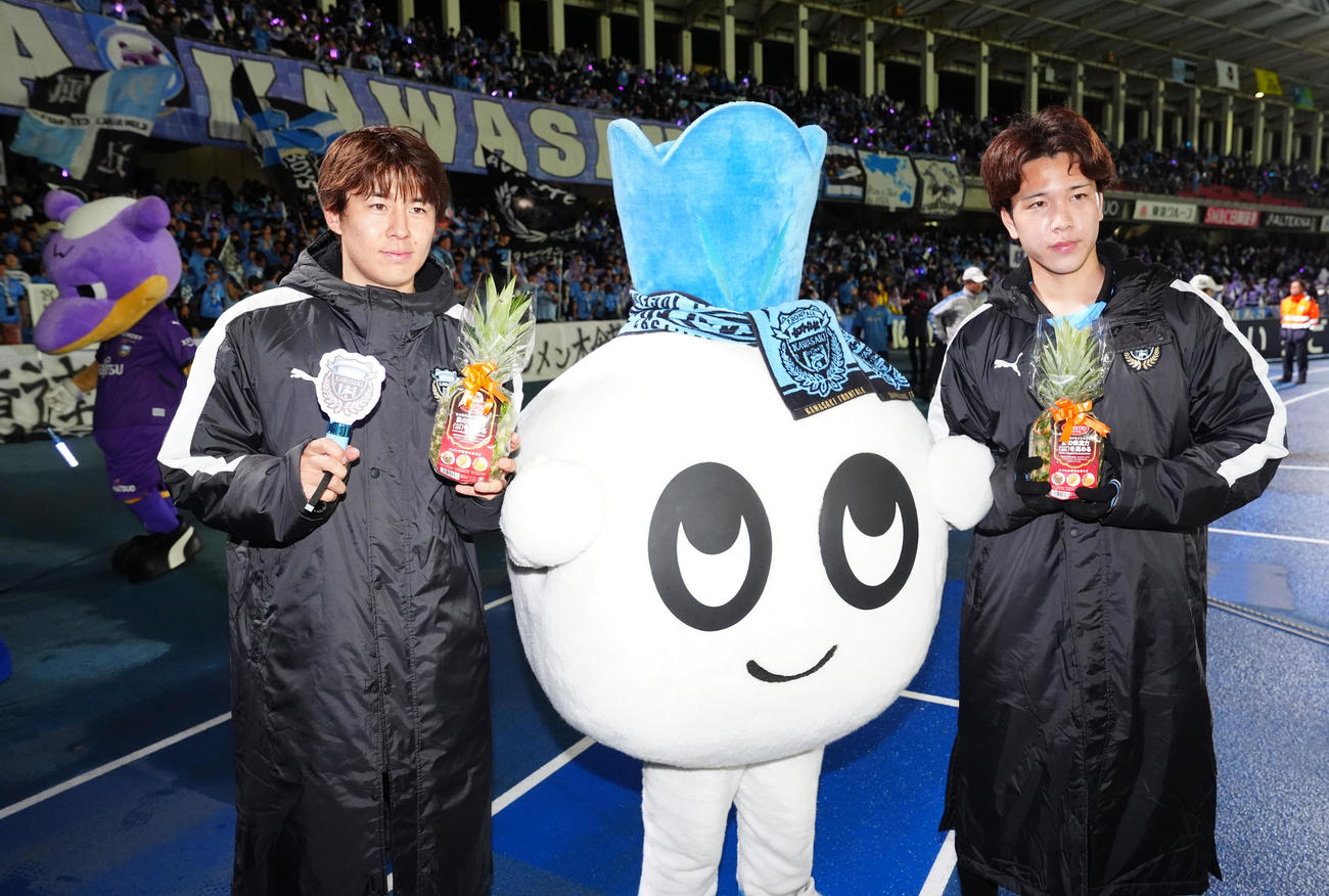 川崎F対湘南　試合後、写真に納まる川崎F脇坂（左）と宮城（右）（撮影・江口和貴）