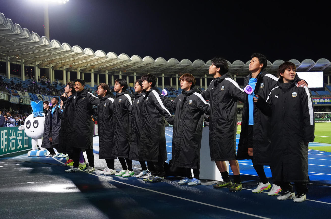 川崎F対湘南　試合後、サポーターと勝利を喜ぶ脇坂（右端）ら川崎Fの選手たち（撮影・江口和貴）
