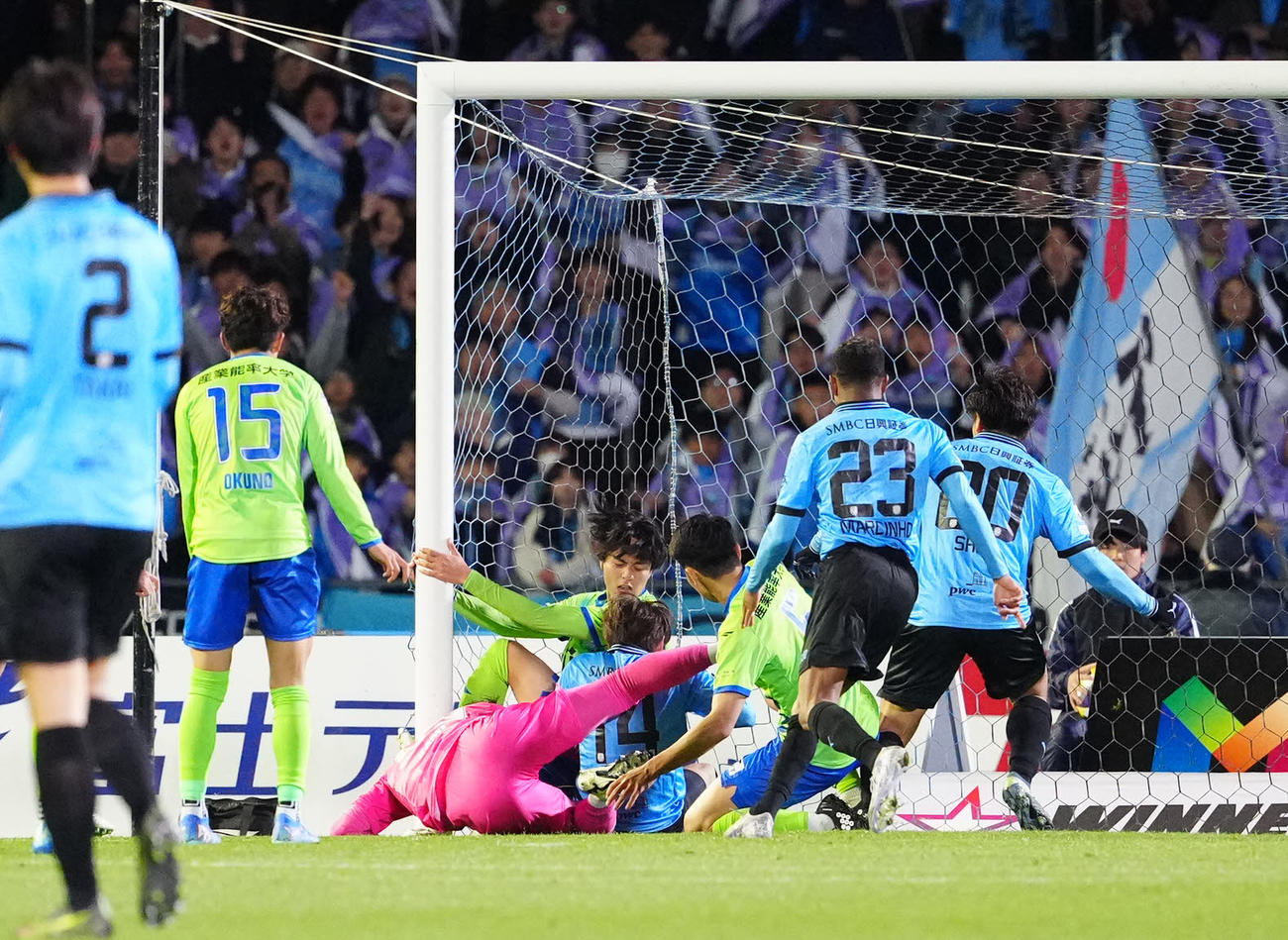 川崎F対湘南　後半、ボールを押し込み、先制ゴールを決める川崎F脇坂（右から4人目）（撮影・江口和貴）