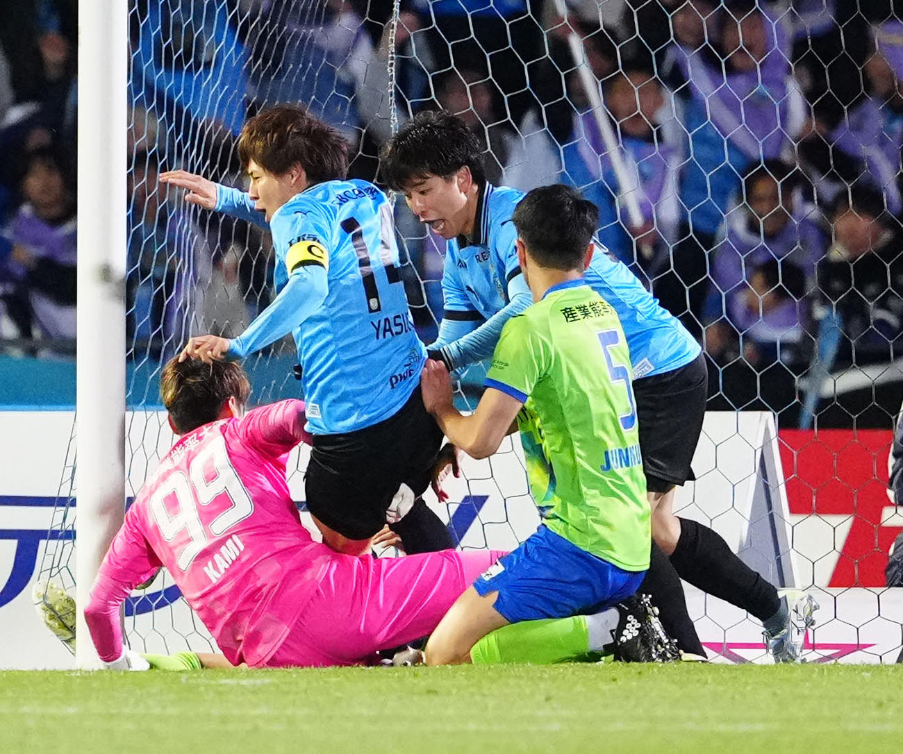 川崎F対湘南　後半、ボールを押し込み、先制ゴールを決めた川崎F脇坂（中央左）（撮影・江口和貴）