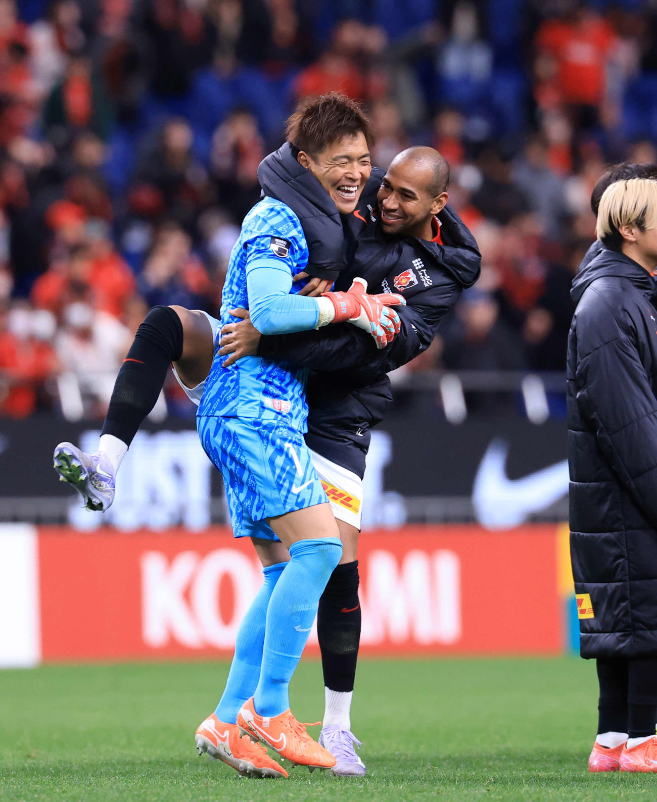 浦和対清水　2－1で勝利し、浦和西川〔左）はTサンタナとじゃれ合って喜ぶ（撮影・浅見桂子）