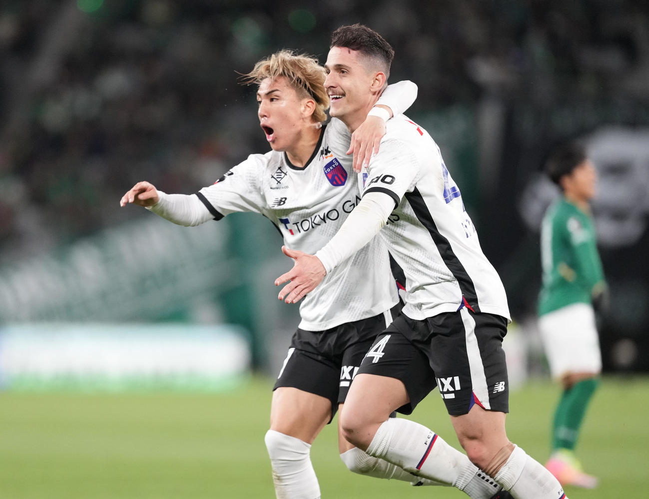 東京V対東京　後半、ゴールを決め駆け出す東京Eトレビザン（右）（撮影・鈴木みどり）